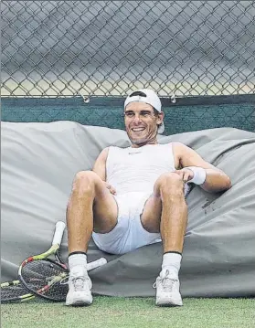  ?? FOTO: GETTY ?? Nadal, ayer relajado durante un descanso en su entrenamie­nto en Wimbledon