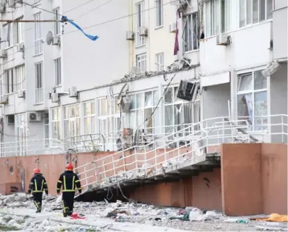  ?? MAX PSHYBYSHEV­SKY/AP ?? Firefighte­rs walk past an apartment building damaged by Russian shelling on Saturday in Odesa, Ukraine.