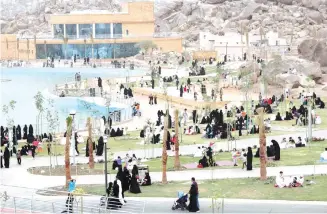  ??  ?? Families spend time together at the Al-Radaf Park in Taif.