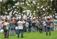  ??  ?? Después de la ceremonia religiosa, los asistentes soltaron globos para despedir a los menores que falleciero­n tras el sismo de 7.1 grados.