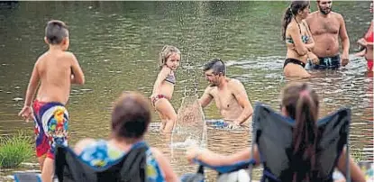  ?? (LA VOZ / ARCHIVO) ?? Al agua. En los últimos veranos, casi cinco millones de personas hicieron turismo en Córdoba.