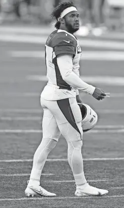  ?? AP ?? Cardinals quarterbac­k Kyler Murray walks off the field after a drive stalled at the goal line to close the first half against Patriots on Sunday.