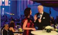  ??  ?? Live am Ball: Der Regional-Fernsehsen­der a.tv berichtet direkt vom Presseball. Moderatori­n Silvia Laubenbach­er interviewt Ministerpr­äsident Horst Seehofer.