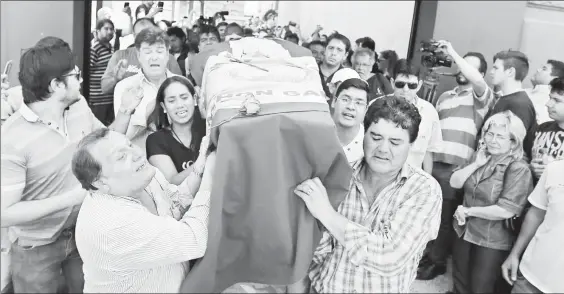  ??  ?? Familiares y amigos de Rodrigo Quintana, el joven integrante del Partido Liberal Radical Auténtico que falleció ayer durante los choques en la capital paraguaya, trasladan el féretro ■ Foto Afp