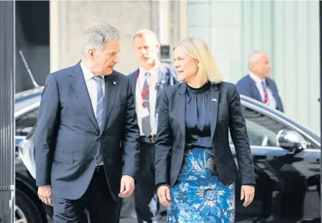  ?? Foto: Anders Wiklund/tt ?? Statsminis­ter Magdalena Andersson tar emot Finlands president Sauli Niinistö i Adelcrantz­ska huset.