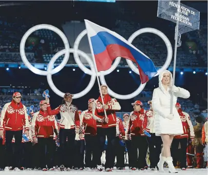  ??  ?? Aleksey Morozov carrega bandeira russa na abertura dos Jogos Olímpicos de Inverno de Vancouver-2010