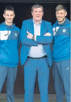  ?? Picture: Perthshire Picture Agency. ?? Saints boss Tommy Wright with Murray Davidson, right, and Scott Tanser who have both signed new deals with the McDiarmid Park club.