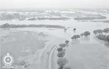  ?? — Gambar Reuters ?? TENGGELAM: Banjir melanda Taman Bicentenni­al di Queensland dalam gambar rakaman video dron bomba, semalam.