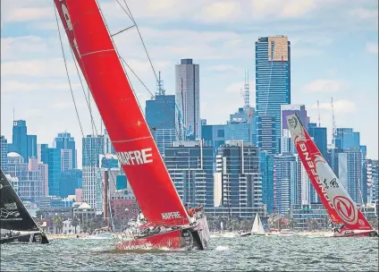  ?? FOTO: MARÍA MUIÑA ?? Con el skyline de Melbourne de fondo. El Mapfre, en la salida de la cuarta etapa de la VOR cuyo final será en Hong Kong