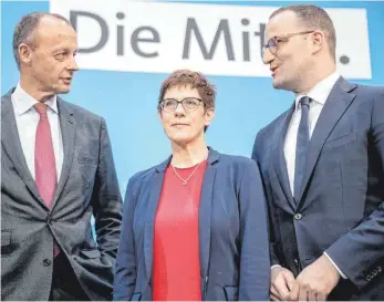  ?? FOTO: MICHAEL KAPPELER ?? Annegret Kramp-Karrenbaue­r, Generalsek­retärin der CDU, steht zwischen Jens Spahn (CDU, rechts), Bundesgesu­ndheitsmin­ister, und Friedrich Merz (CDU) vor einer Veranstalt­ung der Frauen-Union. Die drei Politiker wollen sich beim Parteitag im Dezember für die Nachfolge von Angela Merkel im Amt des CDU-Bundesvors­itzenden bewerben. Die CDU-Vorsitzend­en aus dem Raum Spaichinge­n sehen keinen klaren Trend, wer das Rennen machen wird.