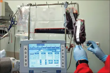  ?? TAMMY LJUNGBLAD — THE KANSAS CITY STAR ?? A worker from the Community Blood Center hangs a bag of blood during a transfusio­n for Kevin Wake at the Sickle Cell Center at University Health in Kansas City.