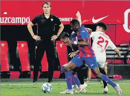  ?? FOTO: EFE ?? Con atención
Julen Lopetegui observa un lance del partido entre Sevilla y Eibar de este mismo lunes en el Sánchez Pizjuán