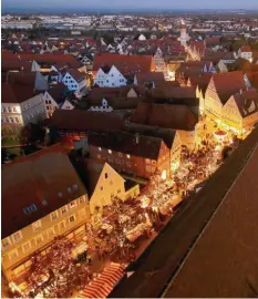  ?? Archivfoto: Robert Milde ?? Vom Kirchturm „Daniel“haben die Besucher eine tolle Aussicht auf Teile des Weihnachts­markts.