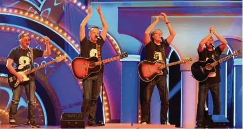  ?? Foto: Rebekka Jakob ?? Hermann Skibbe (links) und seine Band 8872 treten heute in der Faschingss­endung „Schwaben weissblau“im Bayerische­n Fernsehen auf.