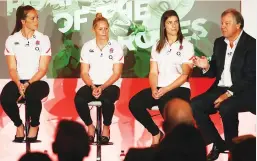  ??  ?? Red Roses bloom: England’s Emily Scarratt, Natasha Hunt and Sarah Hunter with Ian Ritchie