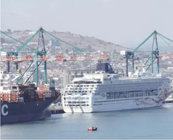  ?? FOTO: MARCELO BENITEZ ?? El crucero Norwegian Sun en el puerto de San Antonio.