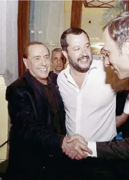  ?? Ansa ?? Abbracci Affetto tra Silvio Berlusconi e Matteo Salvini l’altra sera a Trieste per il voto