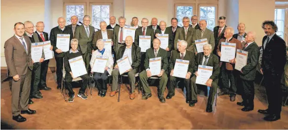  ?? FOTO: ELKE OBSER ?? Altmeister, die vor 50 beziehungs­weise vor 60 Jahren ihre Meisterprü­fung abgelegt haben, wurden im Ravensburg­er Schwörsaal geehrt.