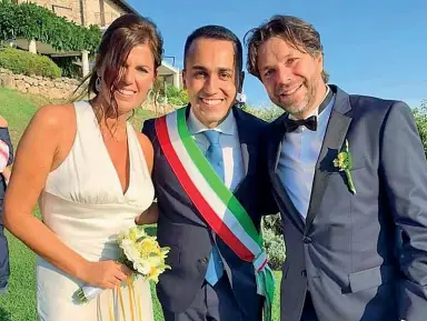  ??  ?? Sul profilo Instagram Il vicepremie­r Luigi Di Maio fra gli sposi Federica Chignola e Mattia Fantinati