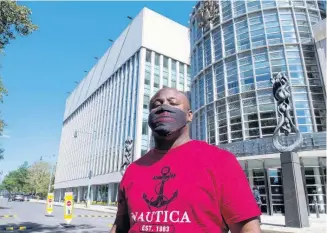  ?? ?? An unidentifi­ed supporter of R&B singer R. Kelly, wears a mask reading ‘Free R. Kelly’ outside Brooklyn Federal Court House on Monday.