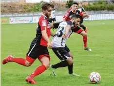  ?? Foto: Sebastian Richly ?? Lukas Wiedholz (links) agierte gegen Gundelfing­en im zentralen Mittelfeld. Ob er auch heute Abend in Nördlingen ran darf?