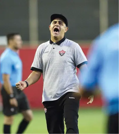  ?? FOTOS DE ARISSON MARINHO ?? Técnico Marcelo Chamusca esbraveja durante jogo no Barradão: situação dele no Vitória é bastante delicada