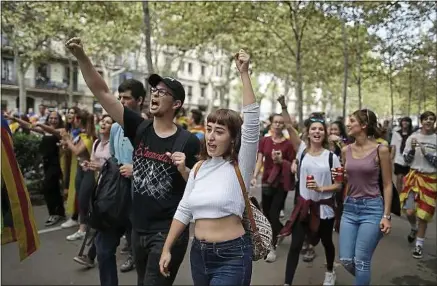  ??  ?? Des milliers d’étudiants catalans ont manifesté, jeudi, à Barcelone, en faveur du référendum.