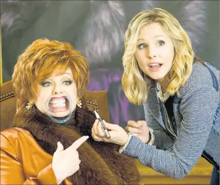  ?? Hopper Stone
Universal Pictures ?? MICHELLE DARNELL
(Melissa McCarthy, left) gets a little cosmetic help from her old assistant, Claire (Kristen Bell), in “The Boss.”