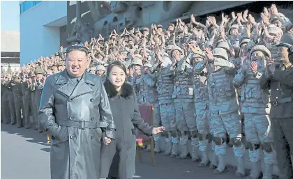  ?? EFE ?? Júbilo. El líder norcoreano, Kim Jong Un junto a su hija, Ju Ae, ante soldados en una foto oficial.