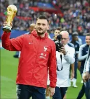  ?? (Photo AFP) ?? Lloris et les Bleus ont réalisé un tour d’honneur avec la Coupe du monde, hier au Roudourou.