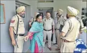  ?? GURPREET SINGH/HT ?? Police questionin­g a school employee at Rani Ka Bagh area in Amritsar on Friday.