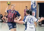  ?? FOTO: A. BLAZY ?? „Neusser“Duell im Spiel SG Ratingen gegen TV Korschenbr­oich: Thomas Bahn und Philip Schneider (v.l.) spielten einst beide beim Neusser HV.