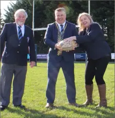  ??  ?? Club officials Kevin Byrne and Debbie Carty with Mayor George Lawlor.