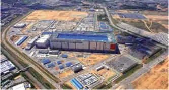  ??  ?? PYEONGTAEK, South Korea: This undated handout aerial photo provided by Samsung Electronic­s yesterday shows its new semiconduc­tor plant. — AFP