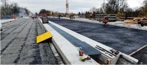  ?? Foto: Silvio Wyszengrad ?? Die neue Brücke in der Ackermanns­traße ist nach Angaben der Stadt breit genug für vier Autospuren und zwei Straßenbah­ngleise.