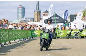  ??  ?? Wer den beliebten Leihroller „eddy“testen will, hat heute auf dem Unteren Rheinwerft Gelegenhei­t dazu – beim Geschickli­chkeits-Wettbewerb mit dem Elektro-Roller.