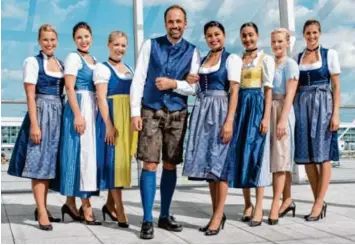  ?? Foto: Stefan König/Lufthansa ?? Zur Oktoberfes­t-Zeit fliegt die „Trachtencr­ew“der Lufthansa in Dirndl und Lederhosen.