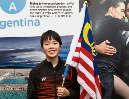  ??  ?? Rising to the occasion: Goh Jin Wei lived up to the nation’s expectatio­ns by winning the girls’ singles gold at the Youth Olympic Games in Buenos Aires, Argentina. — HOW KIM THO