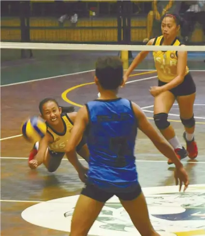  ?? SUNSTAR FOTO / RUEL ROSELLO ?? DIVE. USJ-R’s Linlyn Torado dives to save the ball from an attack by UC in the Mayor’s Cup Volleyball Open.