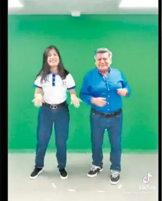  ?? /TIKTOK ?? César Acuña,
candidato de 68 años, hizo una coreografí­a en esta red