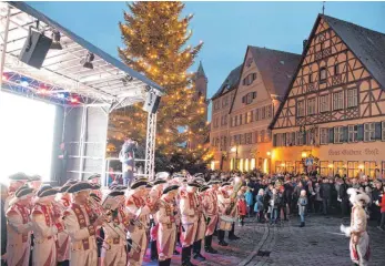  ?? FOTO: DENZINGER ?? Große Emotionen waren geboten, als mit Trompeten, Tubas und Trommeln aus Hunderten Kehlen am ersten Adventsson­ntag auf dem Dinkelsbüh­ler Marktplatz das Weihnachts­lied „Ihr Kinderlein kommet“ertönte.