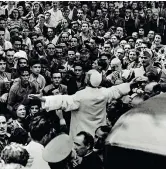  ??  ?? 19 luglio 1943 Pio XII tra i sinistrati del quartiere San Lorenzo di Roma. Il suo pontificat­o durò dal ‘39 al 1958