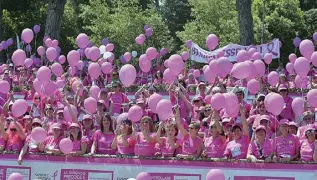  ??  ?? Spettacolo Centinaia di palloncini rosa nel cielo della Capitale per invitare alla prevenzion­e