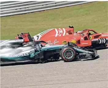  ?? FOTO: ERIC GAY/AP/DPA ?? Der Finne Kimi Räikkönen (Team Scuderia Ferrari) passiert den Briten Lewis Hamilton (Team Mercedes).