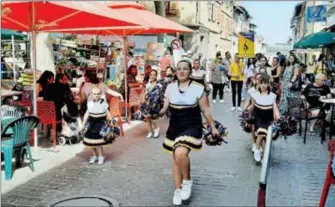  ?? ?? Les Bâtons Garonnais lors d’un défilé à Grenade pour le marché