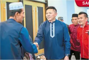  ?? ?? Ting (centre) receiving a warm welcome at the mosque. On his left is amcorp sibujaya assistant sales and marketing general manager James Ho.