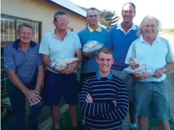  ??  ?? Wenners op die Pienaar-boerdery se borgdag: John van Rensburg, Philip Fourie, Willem van Wyk, Hennie Pienaar (borg) en Cassie Swanepoel. Voor is Henk Pienaar.