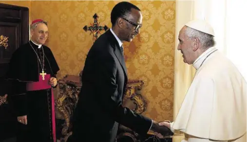  ??  ?? PAPAL AUDIENCE: The Pope greets Rwanda’s president Paul Kagame to the Vatican and explains the church’s position