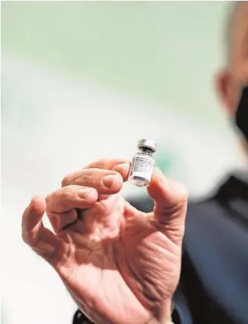  ??  ?? El consejero Elías Bendodo muestra un vial de la vacuna contra el Covid-19