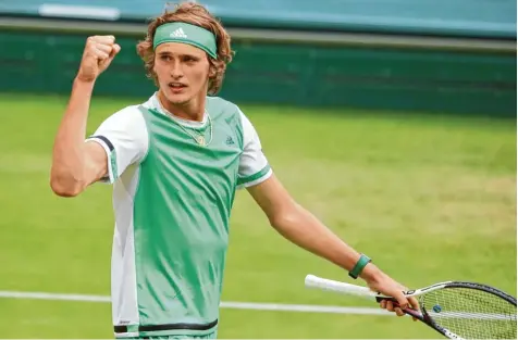  ?? Foto: Friso Gentsch, dpa ?? Hart hat Alexander Zverev gekämpft, um das Halbfinale von Halle zu erreichen. Er schlug Roberto Bautista Agut mit 6:7, 7:6 und 6:1.